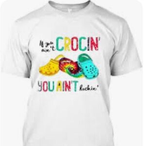 Gildan “If you ain Crocin you ain't rockin” short sleeve tee shirt size large